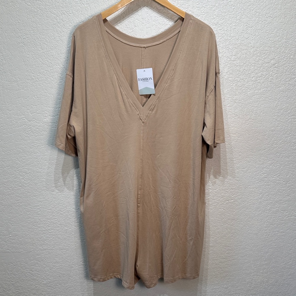 Women's 2XL Tan‎ V-Neck Short Sleeve Romper